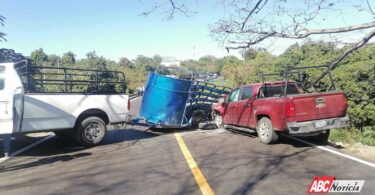 Atiende Bomberos de Nayarit hechos de tránsito en la carretera Federal 200 cerca de Las Varas