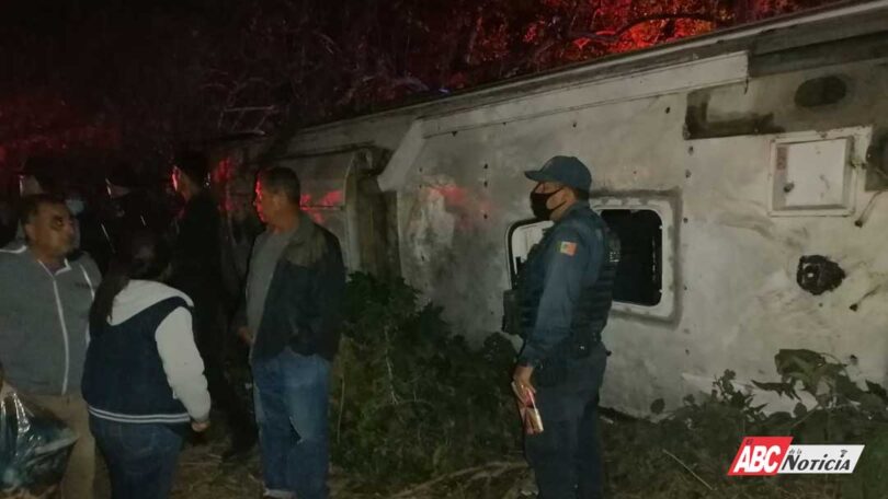 Atiende SSPC volcadura de autobús en la carretera 15 Tepic - Mazatlán