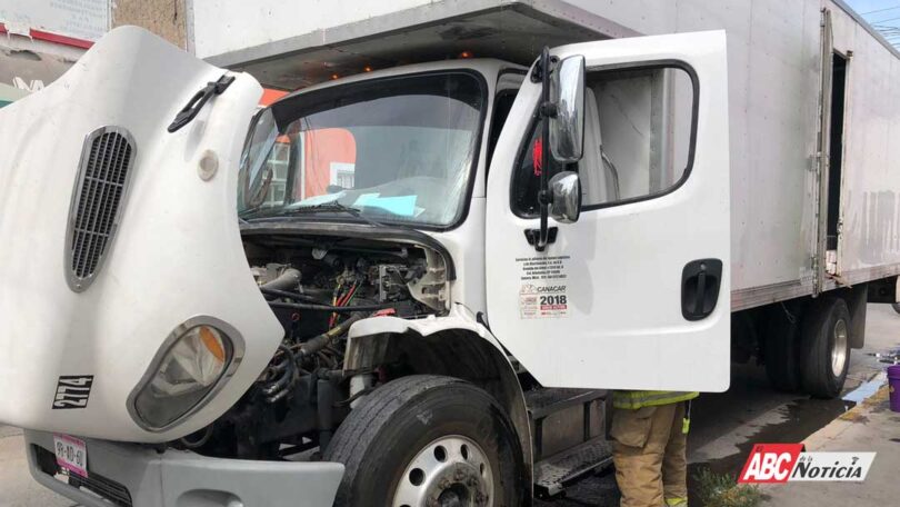 Bomberos del estado atienden siniestro en camión en la zona centro de Tepic