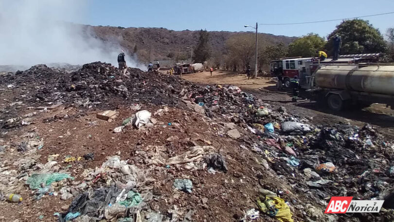 Bomberos del Estado trabajan de manera permanente en la extinción del incendio en el basurero de Ixtlán del Río