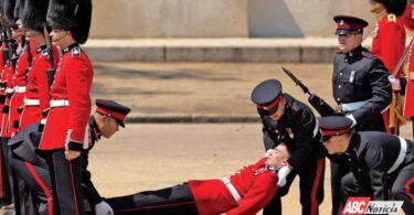 Calor tumba a tres miembros de la guardia real durante desfile