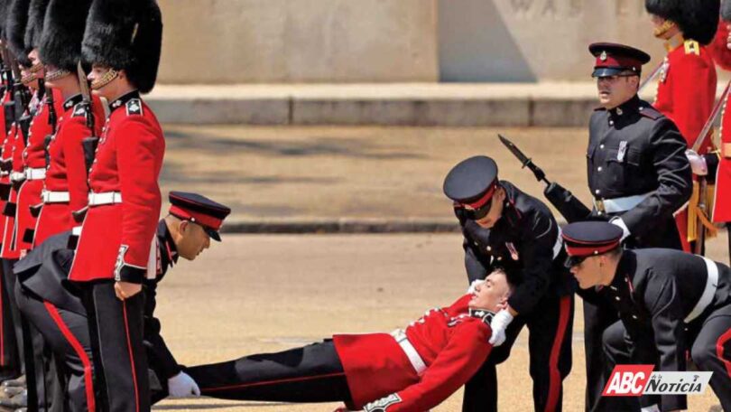 Calor tumba a tres miembros de la guardia real durante desfile