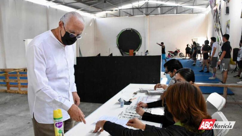 Cumple Navarro Quintero con la obligación constitucional de participar en la elección extraordinaria