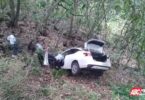 Atienden Bomberos de Nayarit el reporte de un carro que cayera en un barranco en la carretera Federal 15
