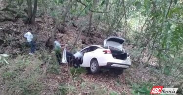 Atienden Bomberos de Nayarit el reporte de un carro que cayera en un barranco en la carretera Federal 15