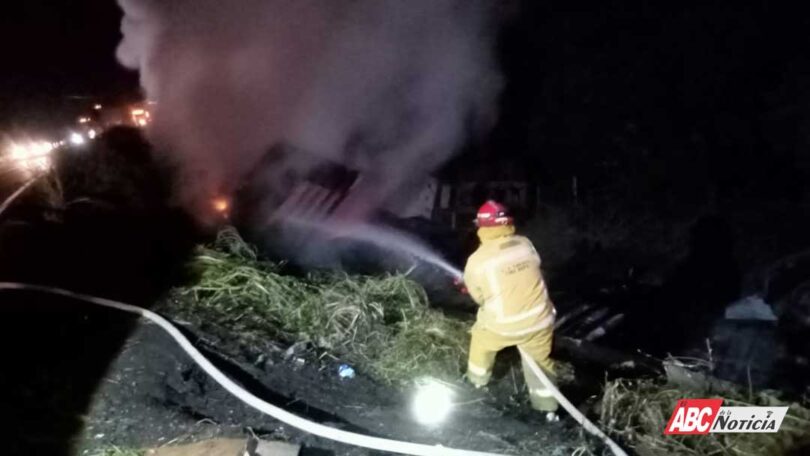 Bomberos de Nayarit sofocan incendio de un trailer en la Federal 15