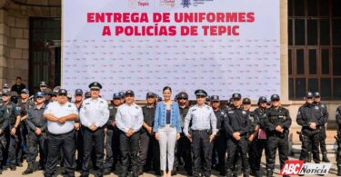 Entrega Geraldine Ponce nuevos uniformes para policías de Tepic