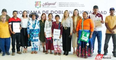 Entrega Rocío Esther González Actas de Doble Nacionalidad para Migrantes Nayaritas nacidos en el extranjero