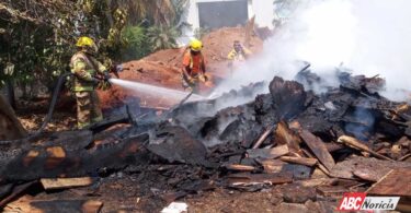 Bomberos de Nayarit sofocan incendio de aserradero en Compostela