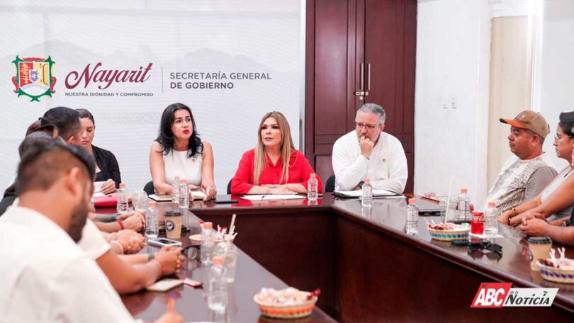 Atiende Rocío Esther González García a habitantes de La Peñita