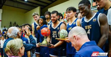 Entrega Miguel Ángel Navarro trofeo a los campeones de la Copa Nayarit de Básquetbol 2024