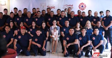 Geraldine festeja a bomberos de Tepic y les da bono por el Día Nacional del Bombero