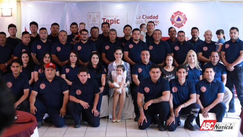 Geraldine festeja a bomberos de Tepic y les da bono por el Día Nacional del Bombero