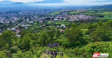 Geraldine le da vida al cerro de San Juan con 30 mil árboles plantados