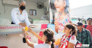 Otorga Beatriz Estrada esperanza y alimentación a familiares de pacientes del hospital IMSS-Bienestar