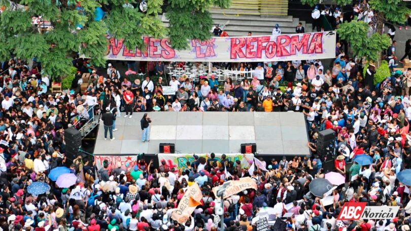 Abarrotan Corte jóvenes a favor de la reforma