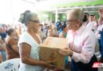 Beatriz Estrada Martínez entrega ayuda alimentaria y servicios de salud a familias de Acaponeta