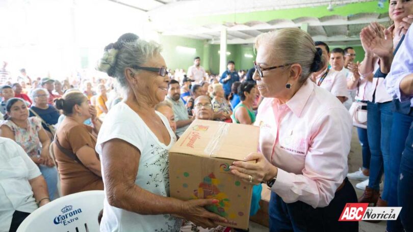 Beatriz Estrada Martínez entrega ayuda alimentaria y servicios de salud a familias de Acaponeta