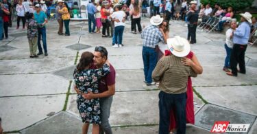 Xalisco se llena de ritmo: la presidenta Anabel Guerrero promueve el Danzón del Corazón