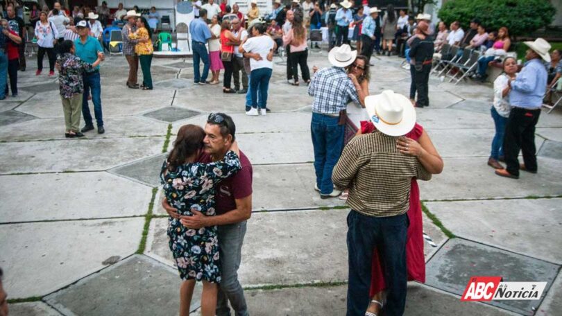 Xalisco se llena de ritmo: la presidenta Anabel Guerrero promueve el Danzón del Corazón