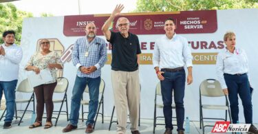 El alcalde Héctor Santana y el gobernador Navarro Quintero entregan escrituras a habitantes de Villas Miramar en San Vicente