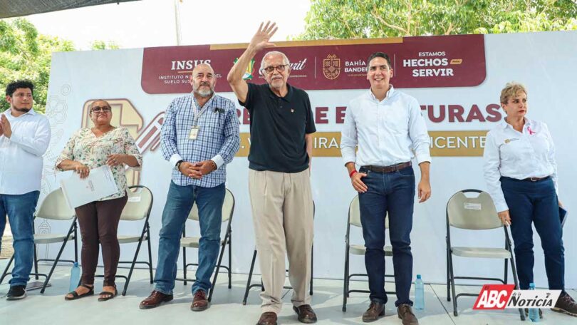 El alcalde Héctor Santana y el gobernador Navarro Quintero entregan escrituras a habitantes de Villas Miramar en San Vicente