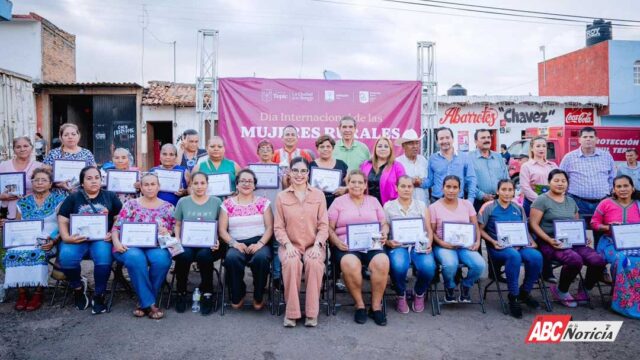 Geraldine Ponce entrega reconocimientos a mujeres de diferentes comunidades de Tepic