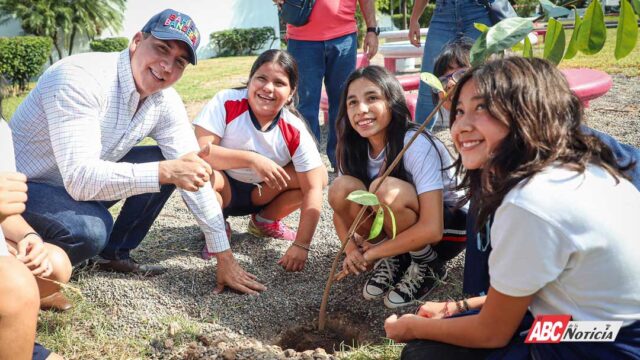 Héctor Santana siembra el cambio: Bahía de Banderas apuesta por un futuro más verde