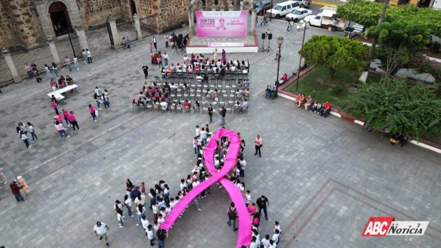 Histórica “Caminata Rosa” simultánea en Compostela moviliza a más de mil personas en la lucha contra el cáncer de mama