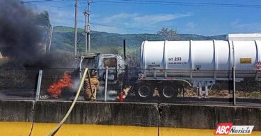 Sofocan Bomberos de Nayarit el incendio de una pipa en la carretera Federal 15