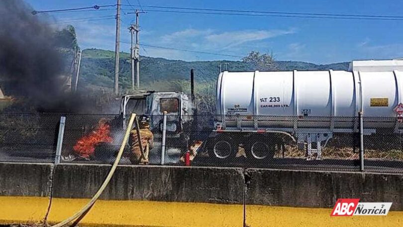 Sofocan Bomberos de Nayarit el incendio de una pipa en la carretera Federal 15