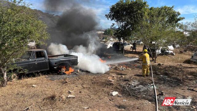 Atienden Bomberos de Nayarit un incendio de vehículo en la carretera Federal 15