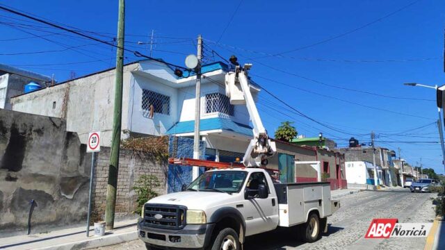 Avanza Gobierno de Xalisco con instalación de lámparas LED y solares