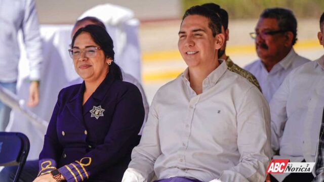 Héctor Santana asiste a la ceremonia de cambio de mando en la Zona Naval de Boca de Chila