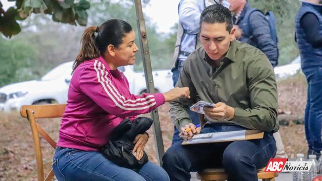 Héctor Santana escucha a vecinos de Palma Real y anuncia rehabilitación de su cancha deportiva