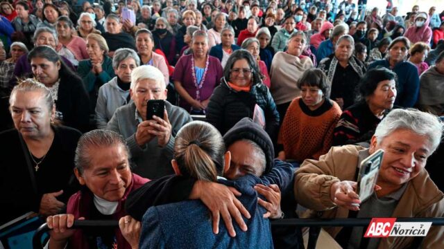 En Huauchinango, Puebla, Claudia Sheinbaum entrega nuevas tarjetas para la Pensión Mujeres Bienestar