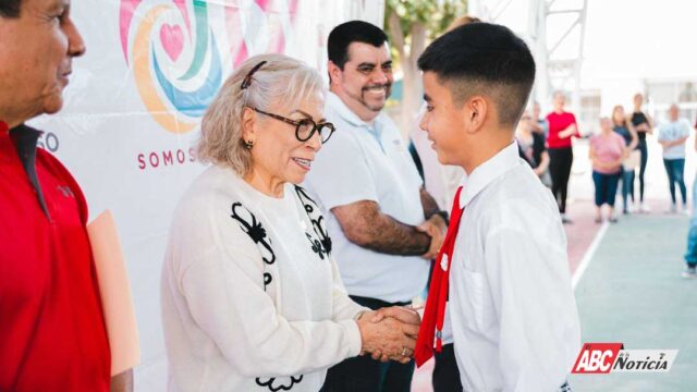 Beneficia Beatriz Estrada a estudiantes con entrega de equipos de cómputo en todo el estado