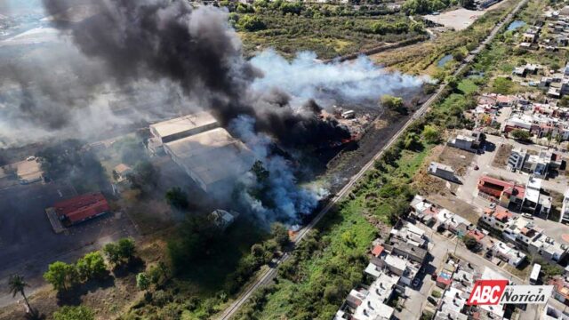 Bomberos de Nayarit controlan incendio en depósito de vehículos gubernamentales