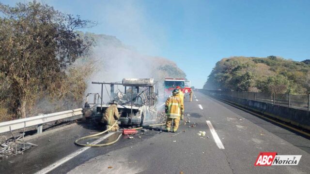 Bomberos de Nayarit sofocan vehículo siniestrado en la autopista Tepic-Guadalajara