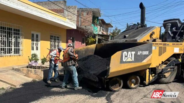 Mejoran vialidades de Compostela: trabajos de bacheo en las calles Caloca y Pedro Moreno