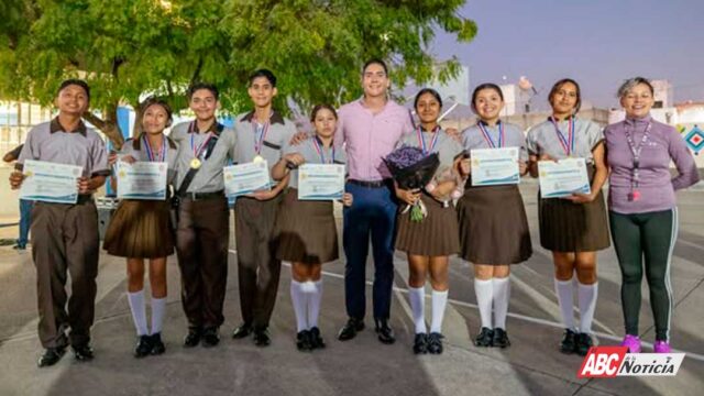 Héctor Santana premia a la escolta de la Secundaria Ali Chumacero con un domo tras ganar el estatal