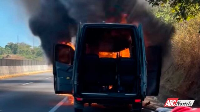 Se incendia camioneta de Roberto Junior y su Bandeño en la autopista Tepic-Mazatlán