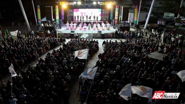 Una multitud asiste a la Feria para la presentación de Tepic