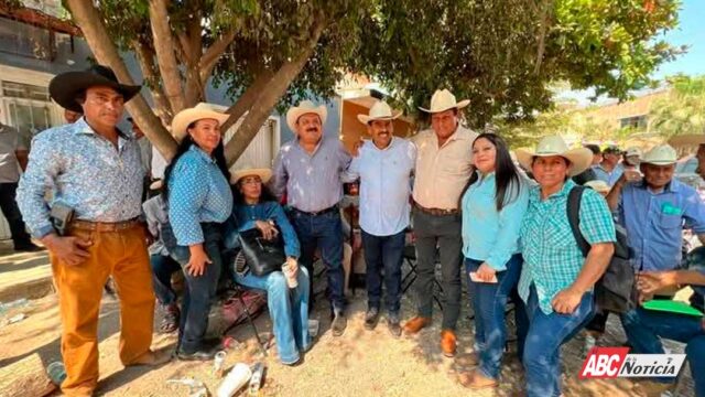 Diputado Adahán Casas se reúne con ganaderos de Santiago Ixcuintla en el marco de su Feria 2025