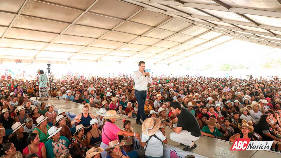 Héctor Santana celebra a más de 15 mil mamás con regalos, música y cariño en Bahía de Banderas