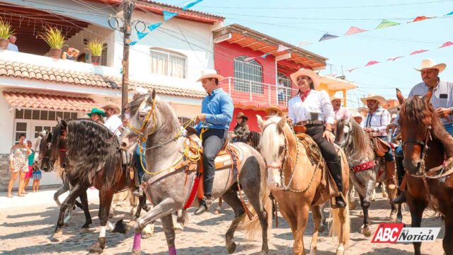 Tradición y fiesta: Héctor Santana cabalga con el pueblo en San Juan de Abajo