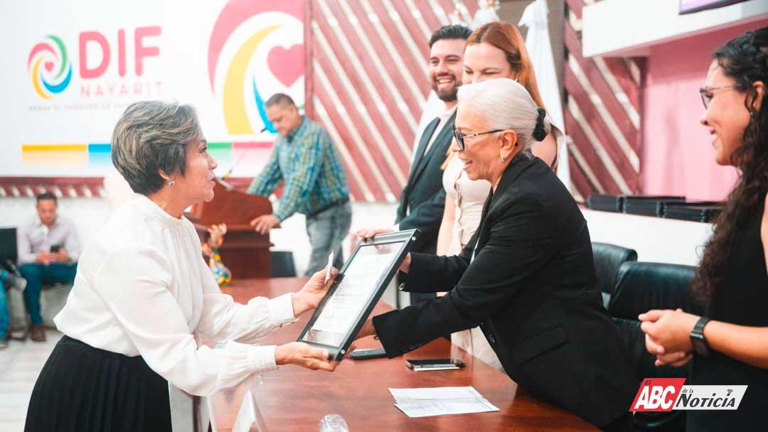 Por su ejemplo de servicio, Beatriz Estrada reconoce años de labor a personal del DIF Nayarit