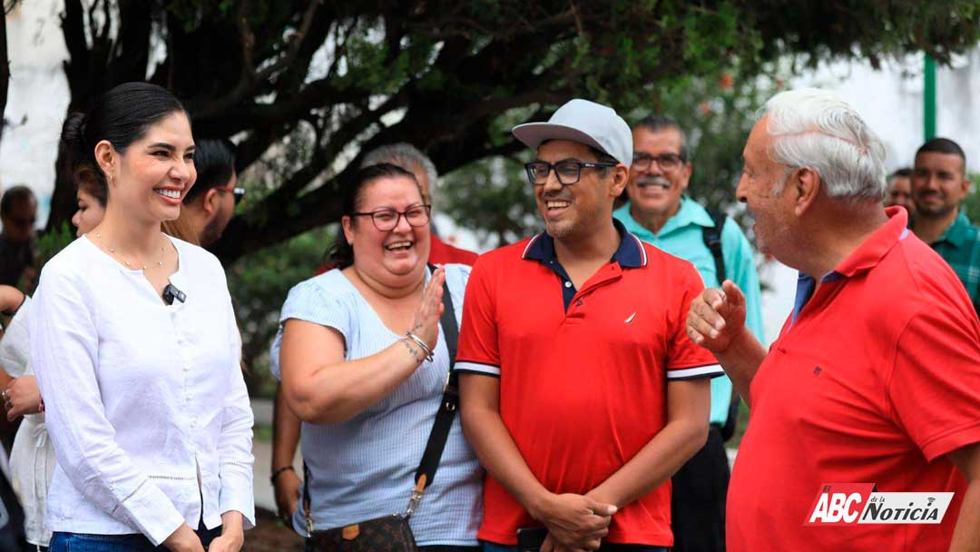Geraldine atiende personalmente a vecinos de la colonia Infonavit El Mirador