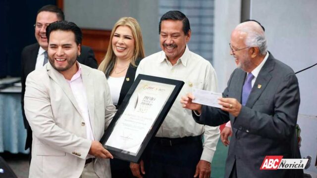 Premia Congreso y Gobierno de Nayarit a periodistas