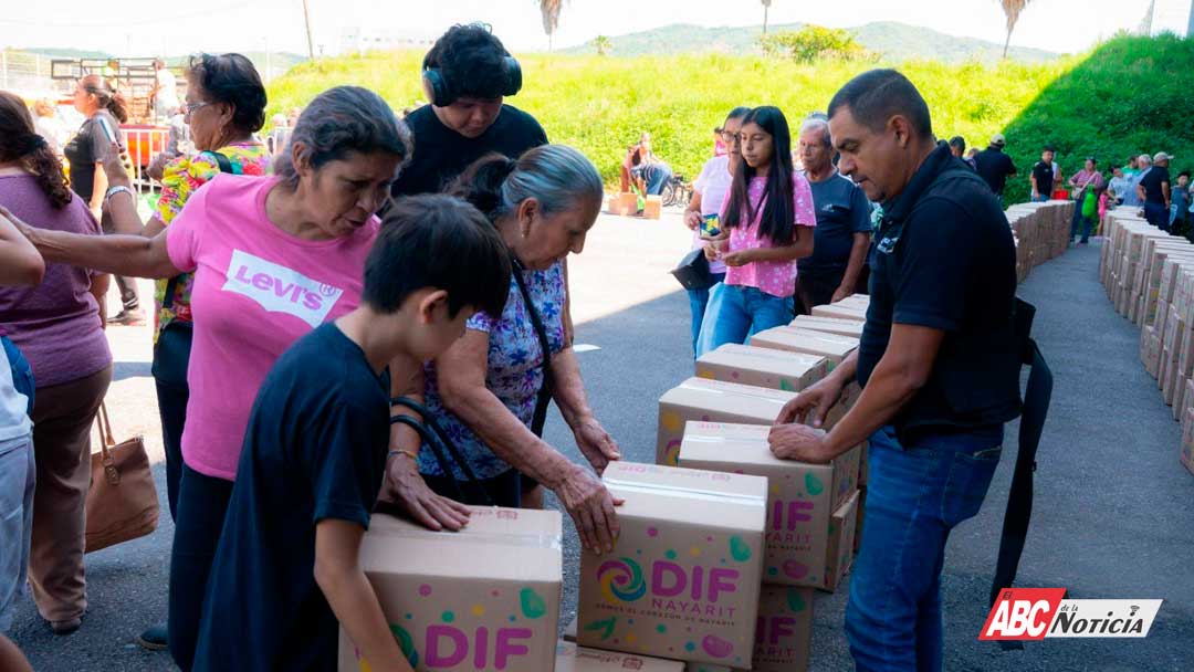 Familias agradecen a Beatriz Estrada por mejorar sus vidas con la entrega de dotaciones alimentarias